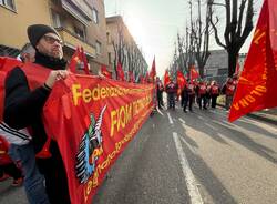 Metalmeccanici incrociano le braccia davanti a Confindustria a Legnano 