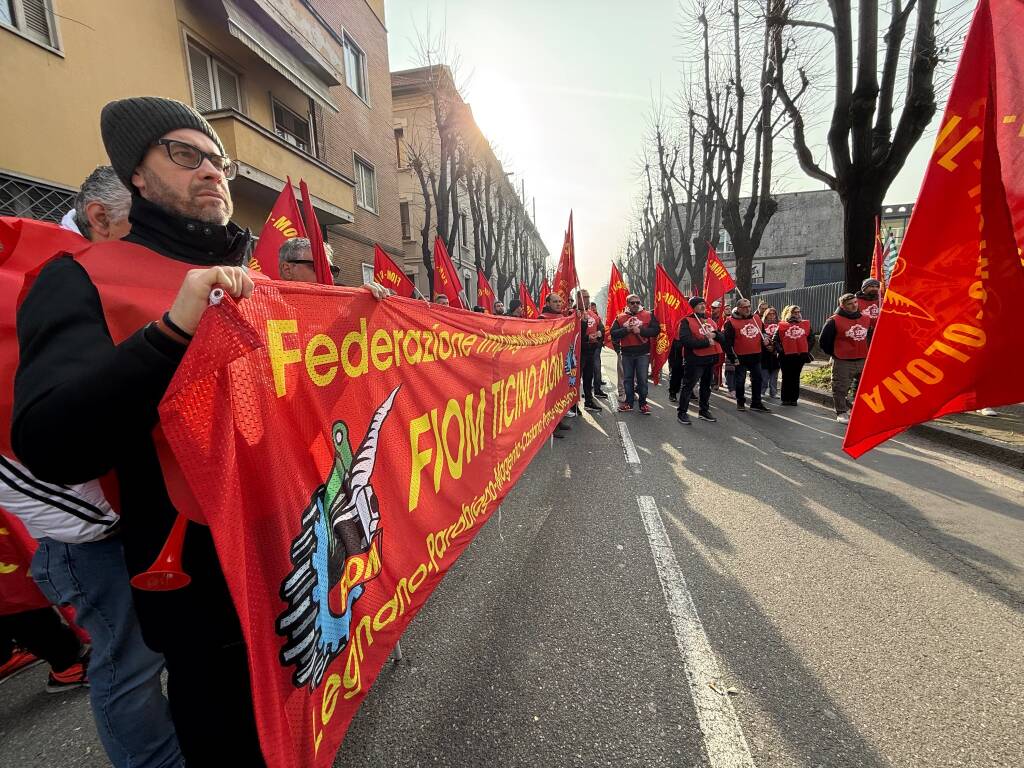 Metalmeccanici incrociano le braccia davanti a Confindustria a Legnano 