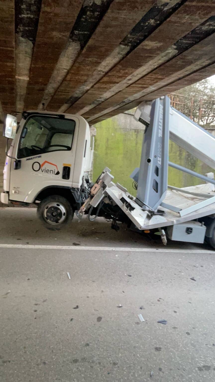 Mezzo incastrato sotto il ponte di Canegrate 