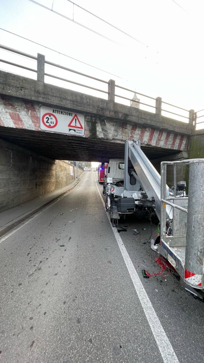 Mezzo incastrato sotto il ponte di Canegrate 