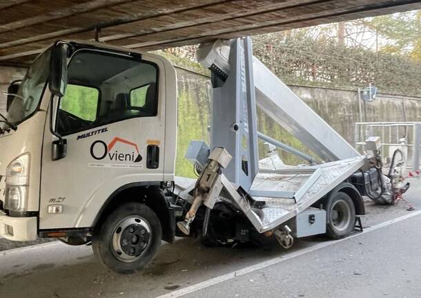 Veicolo incastrato sotto il ponte di via Marconi a Canegrate