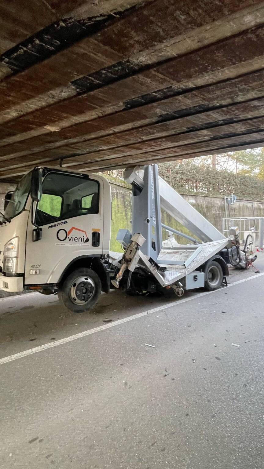 Mezzo incastrato sotto il ponte di Canegrate 