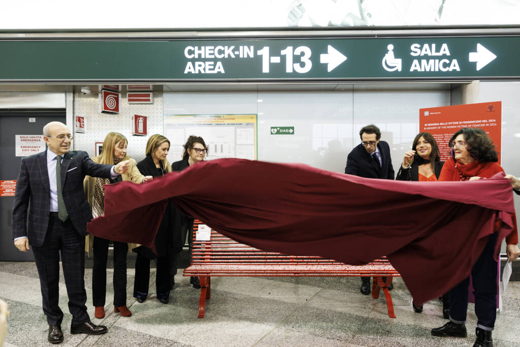 panchine rosse Malpensa