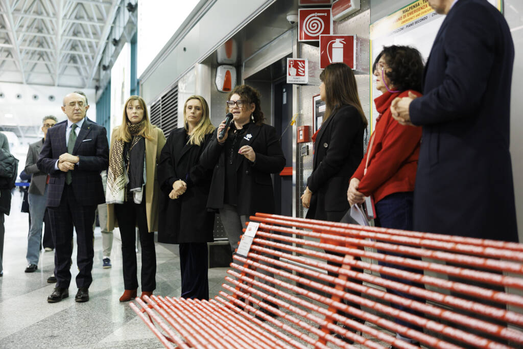 panchine rosse Malpensa