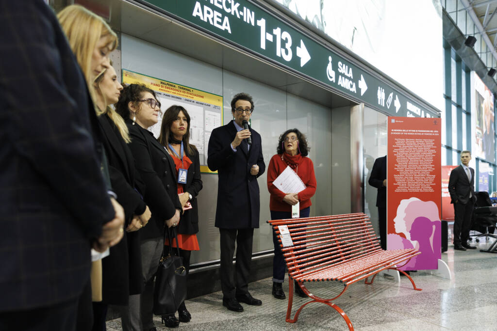 panchine rosse Malpensa