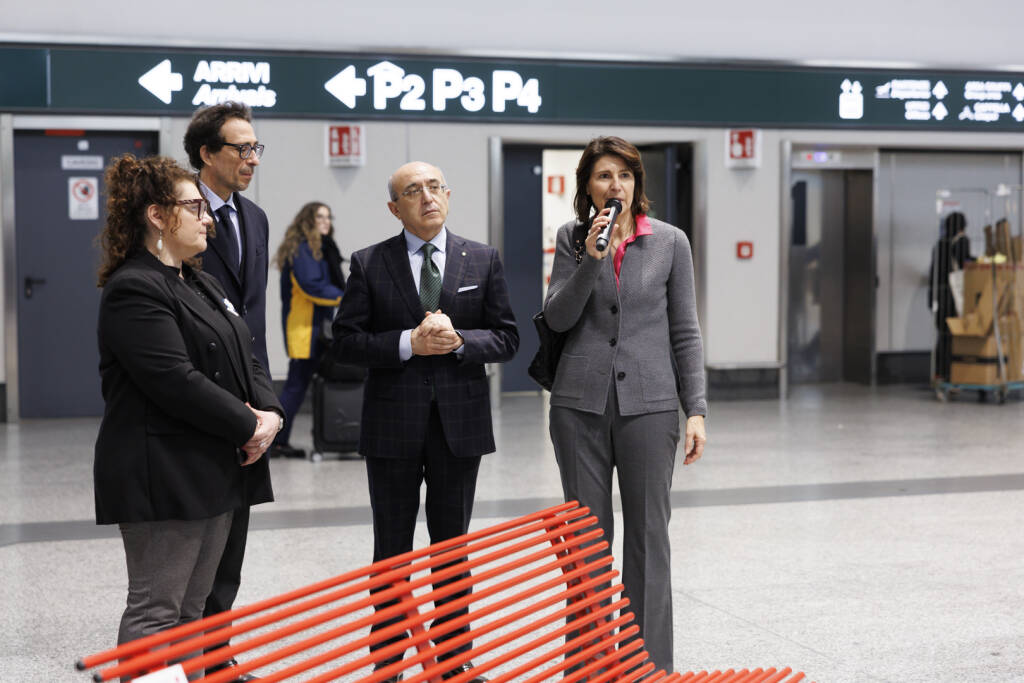 panchine rosse Malpensa