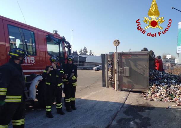 Saronno - Camion ribaltato