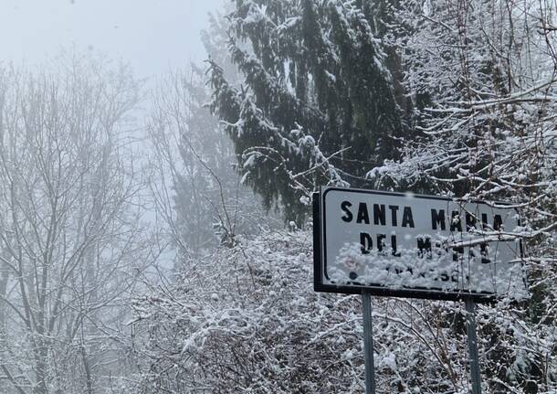 Tetti imbiancati al sacro Monte di Varese