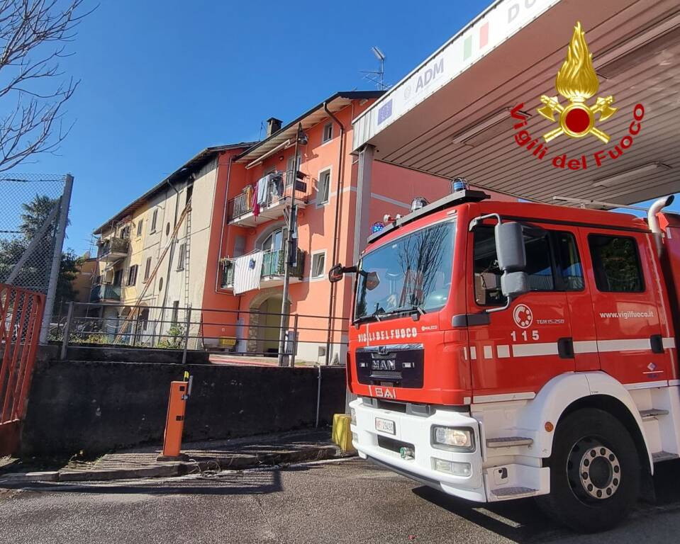 Tetto in fiamme a Clivio, lunghe operazioni di spegnimento e bonifica