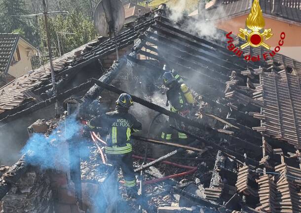 Tetto in fiamme a Clivio, lunghe operazioni di spegnimento e bonifica