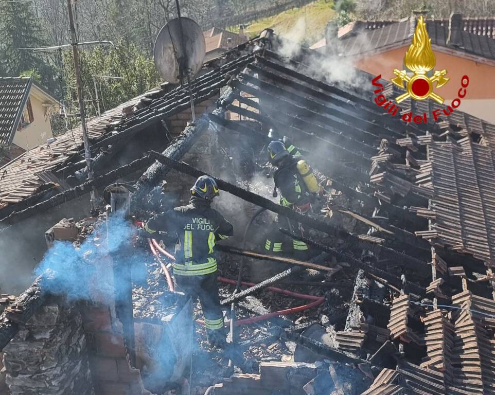 Tetto in fiamme a Clivio, lunghe operazioni di spegnimento e bonifica