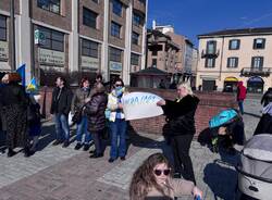 Tre anni di guerra, la popolazione ucraina scende in piazza a Varese