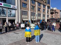 Tre anni di guerra, la popolazione ucraina scende in piazza a Varese