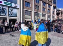 Tre anni di guerra, la popolazione ucraina scende in piazza a Varese