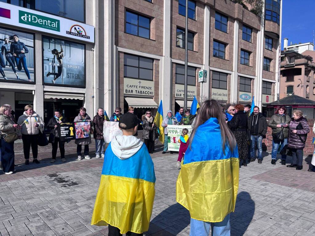 Tre anni di guerra, la popolazione ucraina scende in piazza a Varese