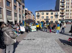 Tre anni di guerra, la popolazione ucraina scende in piazza a Varese