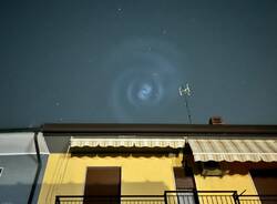 Luci a spirale nel cielo del Varesotto