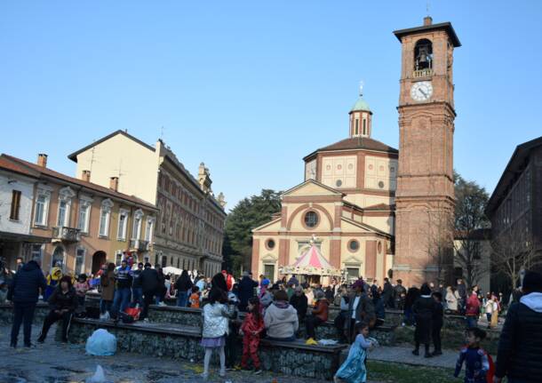 Il Carnevale colora la Biblioteca e la piazza di Legnano