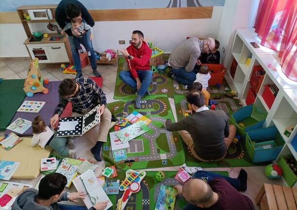 Festa del papà Mamme in cerchio materia