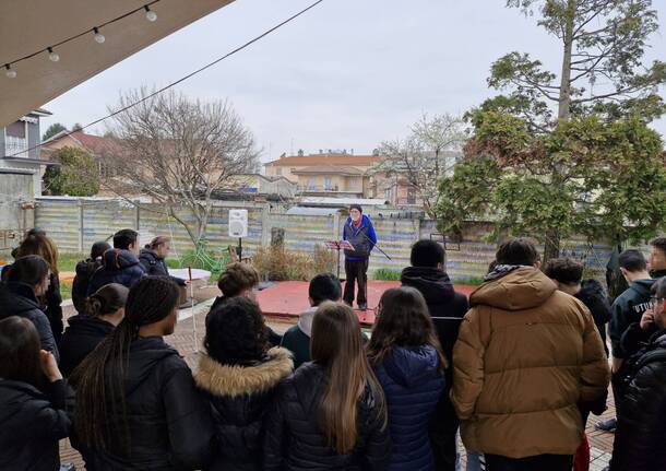 Tempere e pennello per cancellare l’omertà delle mafie: gli studenti di Rescaldina tornano a colorare La Tela