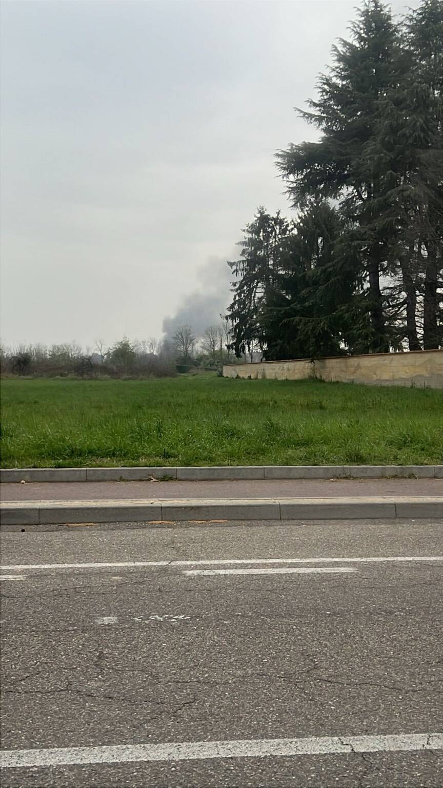 Incendio agli orti di Canegrate in via Bologna 