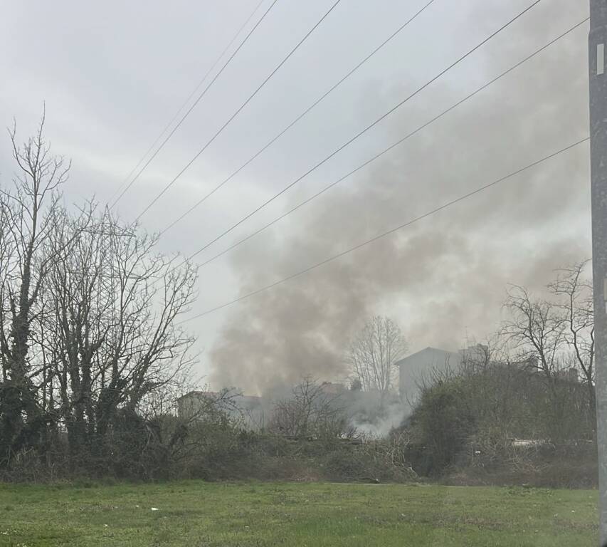 Incendio agli orti di Canegrate in via Bologna 