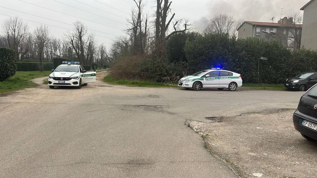 Incendio agli orti di Canegrate in via Bologna 