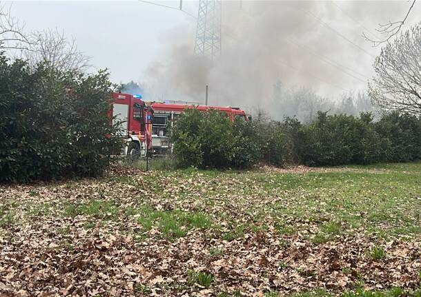 Incendio negli orti delle case popolari di via Bologna a Canegrate