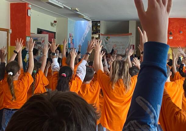 La scuola primaria di Morosolo festeggia il compleanno del Kaki, l'albero della pace