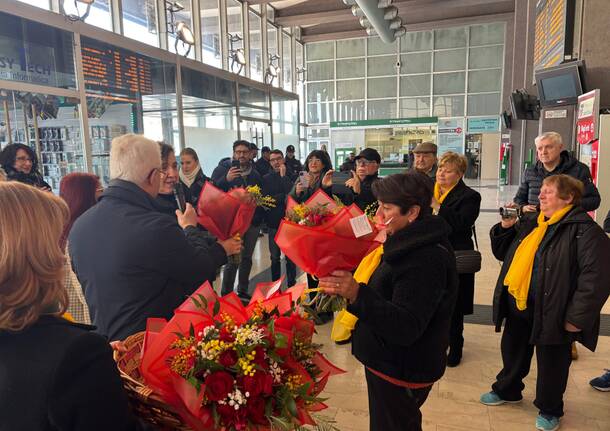 In stazione a Gallarate una panchina rossa contro la violenza