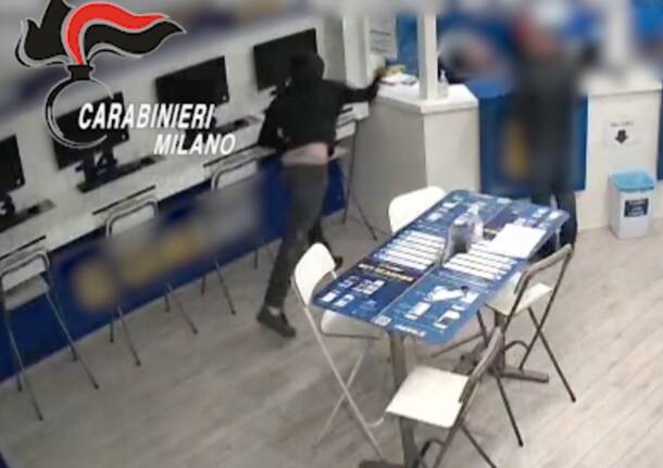 Rapinano una sala slot armati di pistola e martello