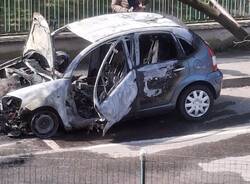auto in fiamme castronno