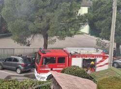 auto in fiamme castronno