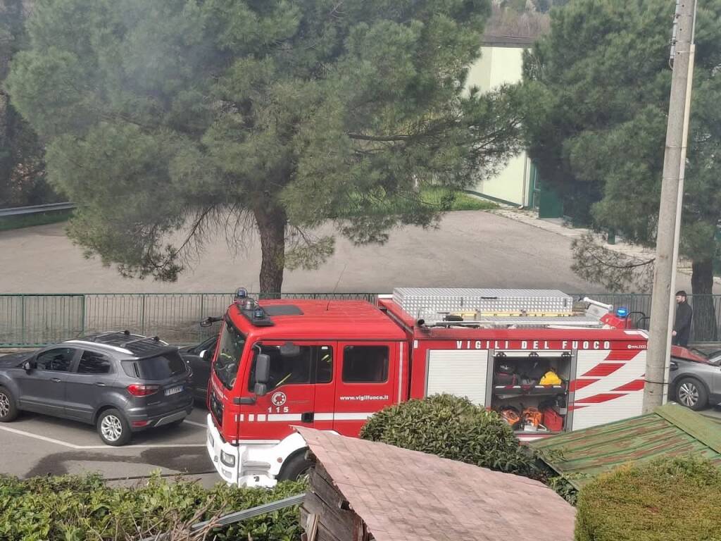 auto in fiamme castronno