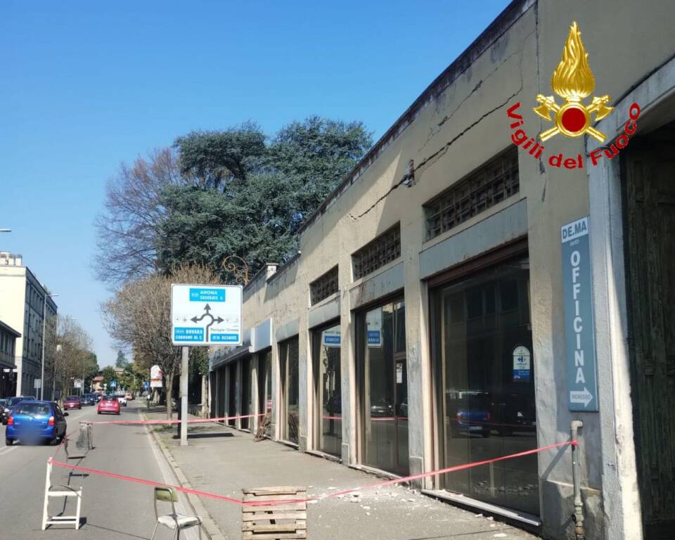 Calcinacci da uno stabile in corso sempione