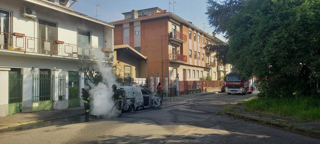 Furgone in fiamme in via Bruno a Legnano 