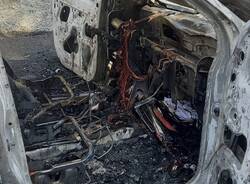 Furgone in fiamme in via Bruno a Legnano 