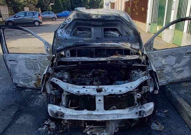 Furgone in fiamme in via Bruno a Legnano 