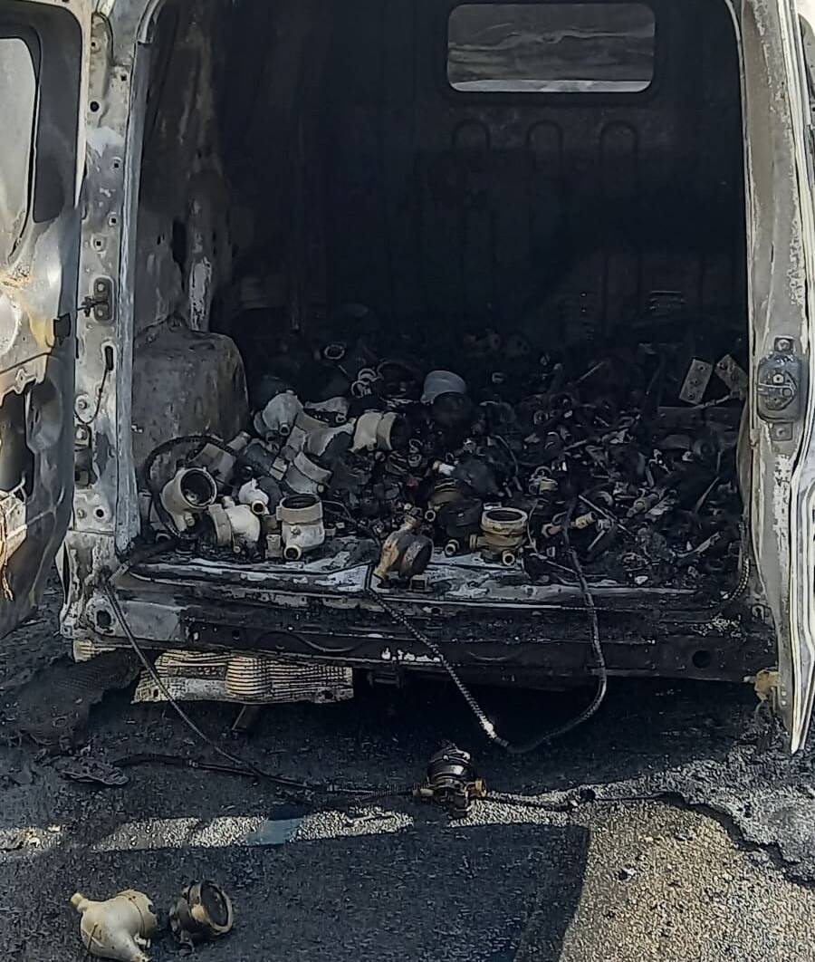 Furgone in fiamme in via Bruno a Legnano 