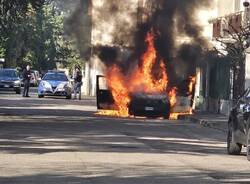 auto in fiamme a Legnano