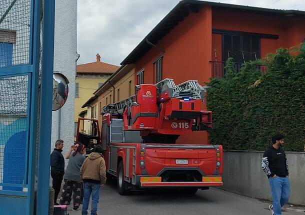 Precipita dal tetto a Besnate