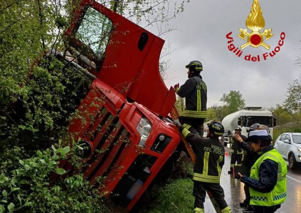 Tir ribaltata a Somma Lombardo