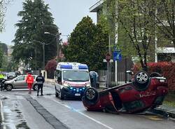 Tradate - auto ribaltata in via Isonzo