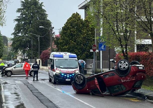Tradate - auto ribaltata in via Isonzo