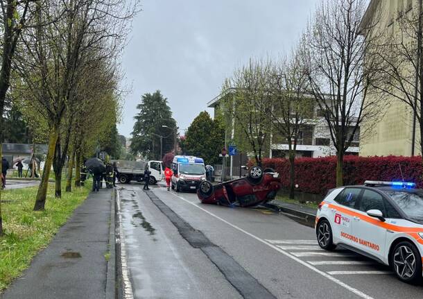 Tradate - auto ribaltata in via Isonzo
